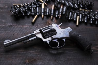 Rus Revolver 1895 yılı ve bıçak kılıfından kartuş mermi