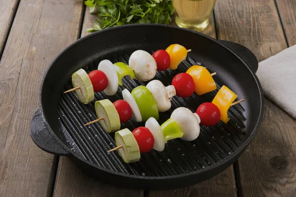 Grilled vegetables on skewers grill frying pan — Stock Photo, Image