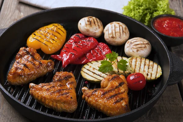 Chicken wings grill with grilled vegetables — Stock Photo, Image