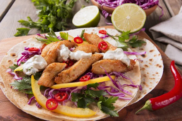 鶏ファヒータ野菜とメキシコのトルティーヤ タコスのソース — ストック写真
