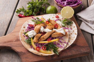 Tavuk salata sebze ve sos bir Meksikalı tortilla Taco üzerinde