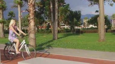 Kız bir bisiklet sürme Georgia 5 Temmuz 2017 yılı yaz.
