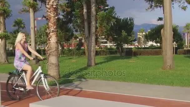 Flicka som rider en cykel sommar Georgien juli 5 2017 år — Stockvideo