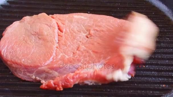 М'ясо яловичого стейка падає на сковороду на грилі — стокове відео