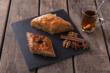Türk tatlılar baklava ile çay fındık ve tarçın