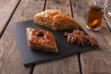 Türk tatlılar baklava ile çay fındık ve tarçın