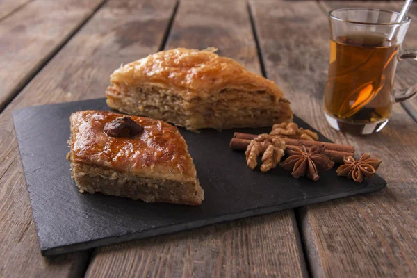 Turecké sladkosti baklava s čaj ořechy a skořicí — Stock fotografie