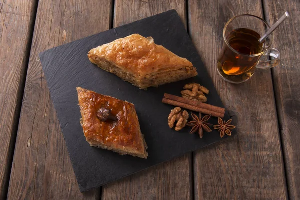 Turkse zoetigheden baklava met thee noten en kaneel — Stockfoto