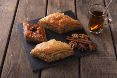 Türk tatlılar baklava ile çay fındık ve tarçın