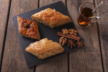 Türk tatlılar baklava ile çay fındık ve tarçın