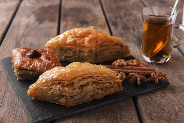 Türk tatlılar baklava ile çay fındık ve tarçın