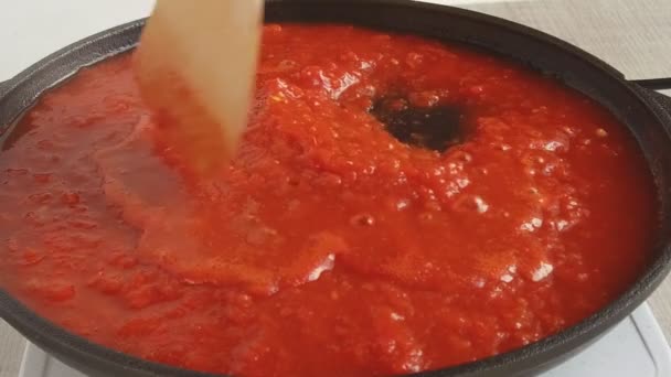 Tomatensauce in Zeitlupe aus nächster Nähe kochen — Stockvideo