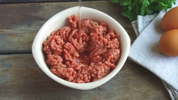 L'uovo cade nella carne macinata cruda al rallentatore — Video Stock