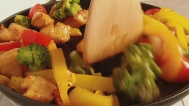 Tavuk fileto kızartma işlemi pişirme sebze ile