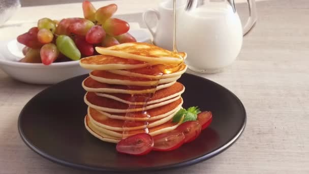Fritters pancakes on a plate pours honey syrup slow motion — Stock Video