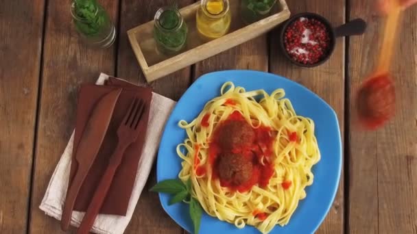 Meatballs in tomato sauce with pasta lay out — Stock Video