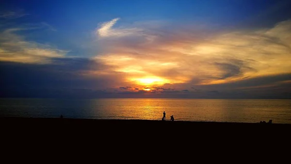 Tramonto colorato sul mare foto dal cellulare — Foto Stock