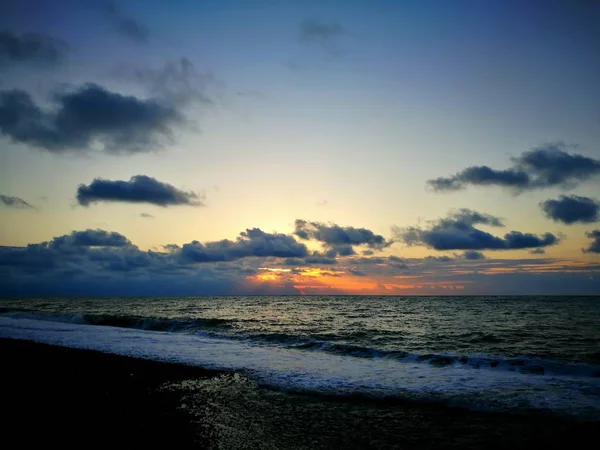 Tramonto colorato sul mare foto dal cellulare — Foto Stock