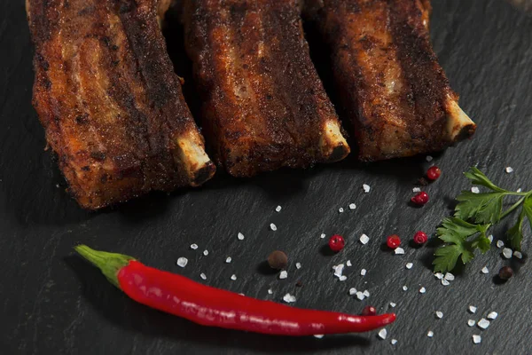 Kızarmış domuz kaburga bir taş yüzeyi