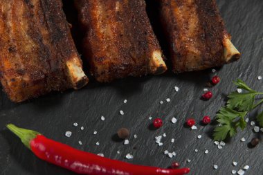 Kızarmış domuz kaburga bir taş yüzeyi