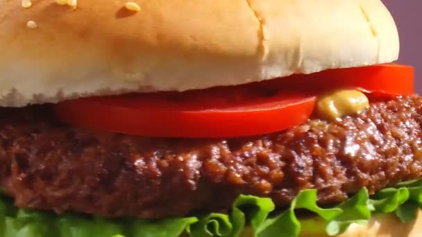 Hamburguesa está girando pergaminos de cerca — Vídeos de Stock