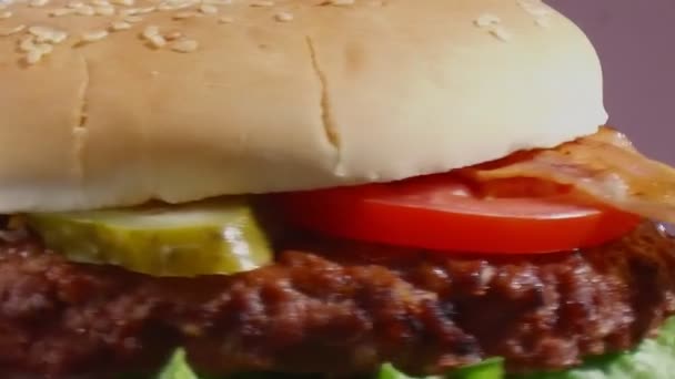 Hamburguesa con tocino gira de cerca — Vídeo de stock