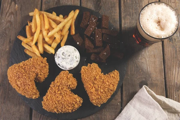 Ali di pollo fritte impanate croccanti con patatine fritte pane di segale crostini snack birra — Foto Stock