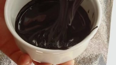 ağır çekim dökülen erimiş sıvı çikolata