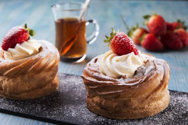 Muhallebi ve çilek ile pasta krem şanti