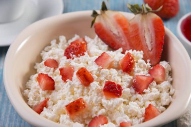 süzme peynir adet çilek reçel ve kahve kahvaltı ile