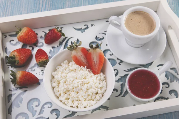 Kwark Met Stukjes Aardbeien Jam Koffie Ontbijt — Stockfoto