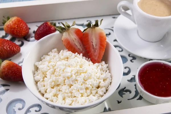 Queijo Cottage Granulado Crumbly Com Pedaços Geléia Morangos Café Manhã — Fotografia de Stock