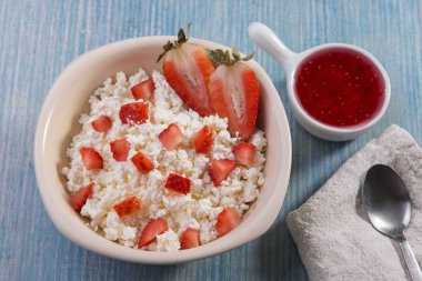 süzme peynir grenli ufalanan adet çilek reçeli