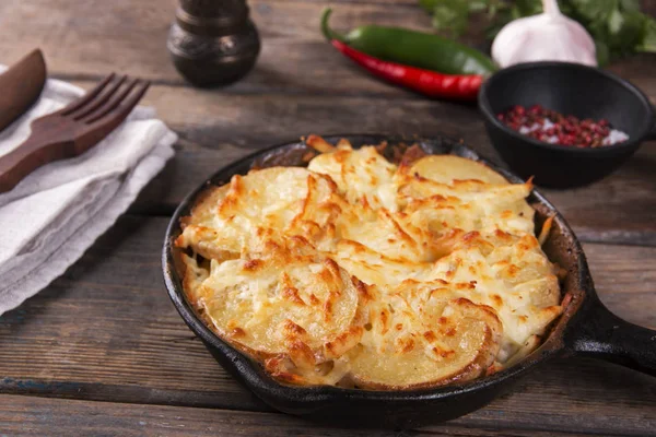 Caçarola Batata Com Queijo Uma Frigideira Servindo Prato Vegetariano Caseiro — Fotografia de Stock