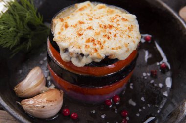 fırında patlıcan ve domates dilimleri bölümünde kızartma tavası