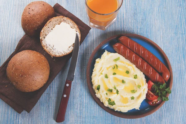 Gegrilde Worstjes Met Aardappelpuree Close Tafel — Stockfoto