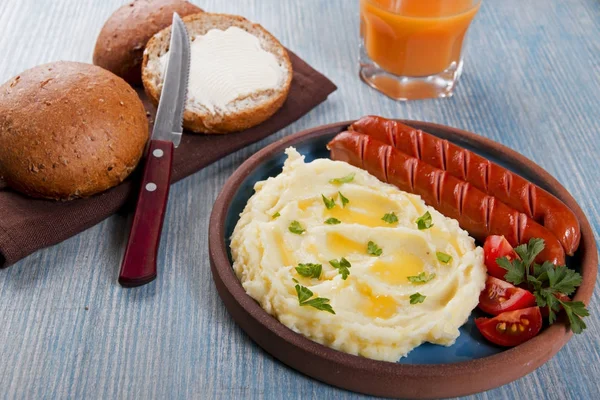 Gegrilde Worstjes Met Aardappelpuree Close Tafel — Stockfoto