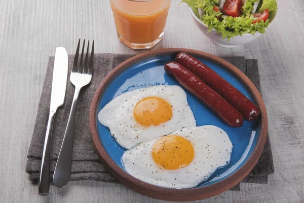 Gebakken Kippeneieren Met Worst Ontbijt Een Plaat Met Salade — Stockfoto