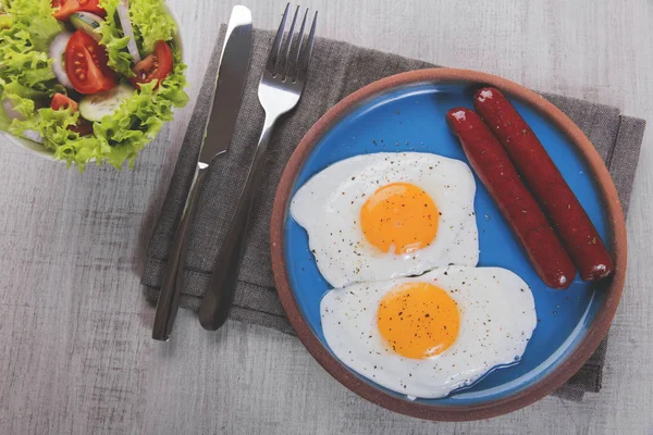 Gebakken Kippeneieren Met Worst Ontbijt Een Plaat Met Salade — Stockfoto
