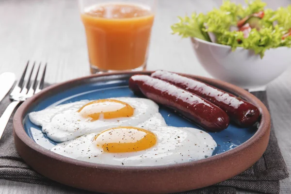 Смажені Курячі Яйця Ковбасками Сніданок Тарілці Салатом — стокове фото