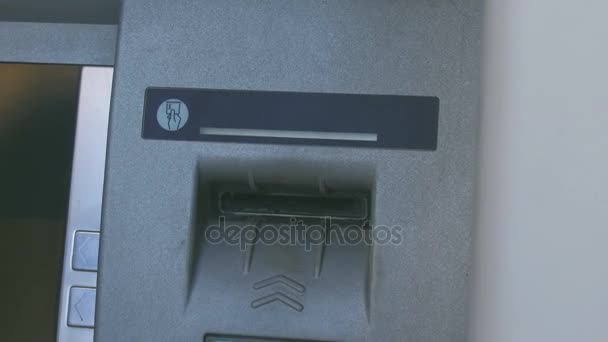 Frau Nimmt Bankkarte Vom Geldautomaten — Stockvideo