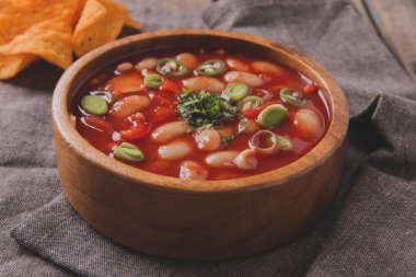 beyaz fasulye ve sebze ile domates çorbası