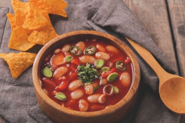 beyaz fasulye ve sebze ile domates çorbası