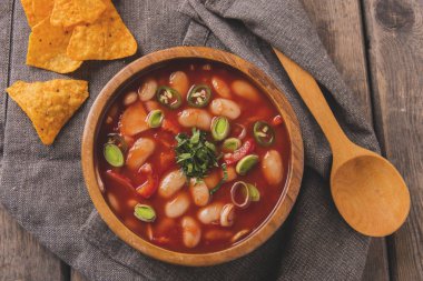 beyaz fasulye ve sebze ile domates çorbası