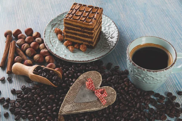 Camadas Bolo Café Preto Uma Xícara Feijão — Fotografia de Stock