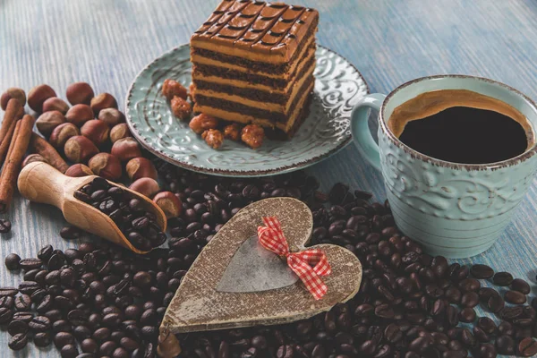 Kuchenschichten Schwarzer Kaffee Einer Tasse Und Bohnen — Stockfoto