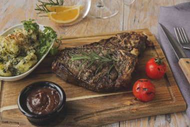 kemikler patates ve domates tahtası ile sığır eti biftek t-bone