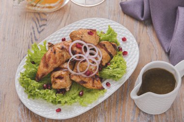 ızgara et parçaları kebabı tavuk fileto Barbekü sos ve salata