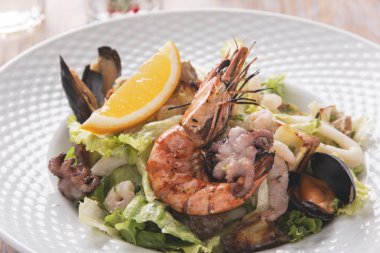 Deniz ürünleri salata karides kalamar ahtapot midye