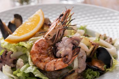 Deniz ürünleri salata karides kalamar ahtapot midye